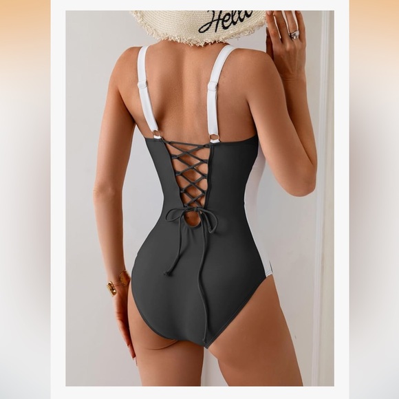 Eomenie One Piece Lace-Up Back, Colorblock Swimsuit.
Size M - Picture 2 of 12